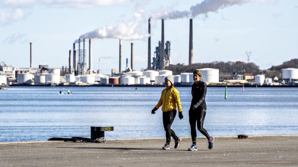 Gående ved havnefronten i Aalborg (arkivfoto).