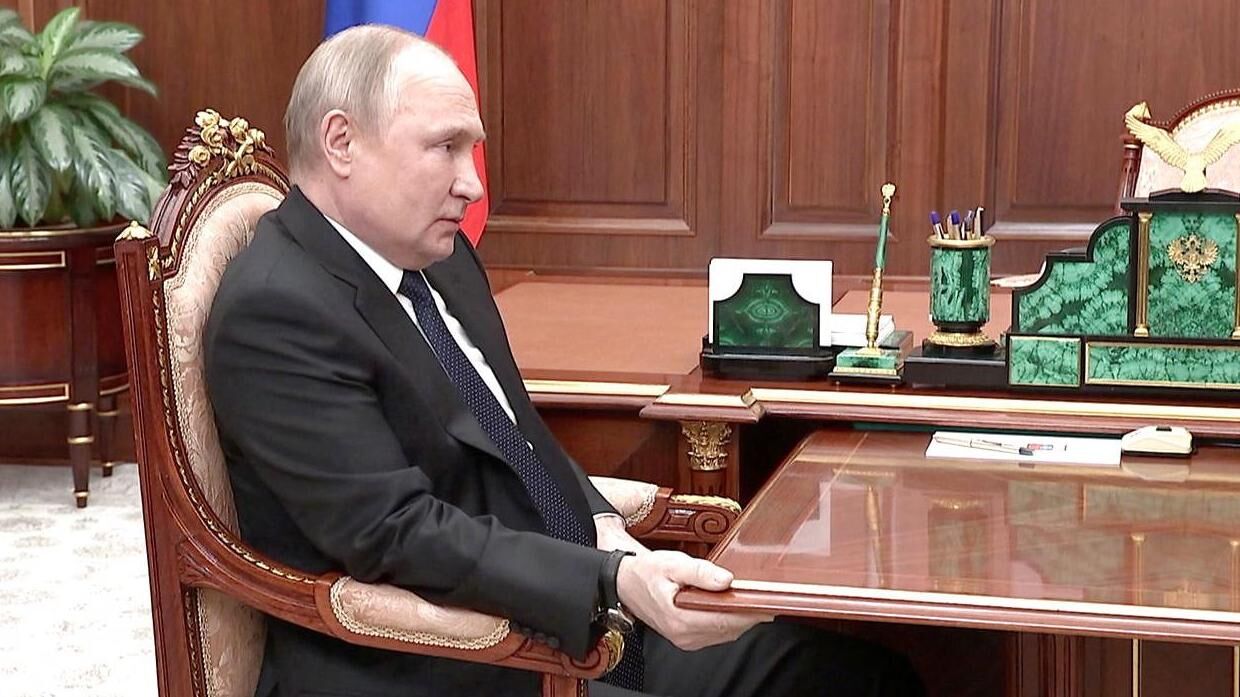 Vladimir Putin blev i april 2022 set sidde og holde krampgtigt fast i et bord. 