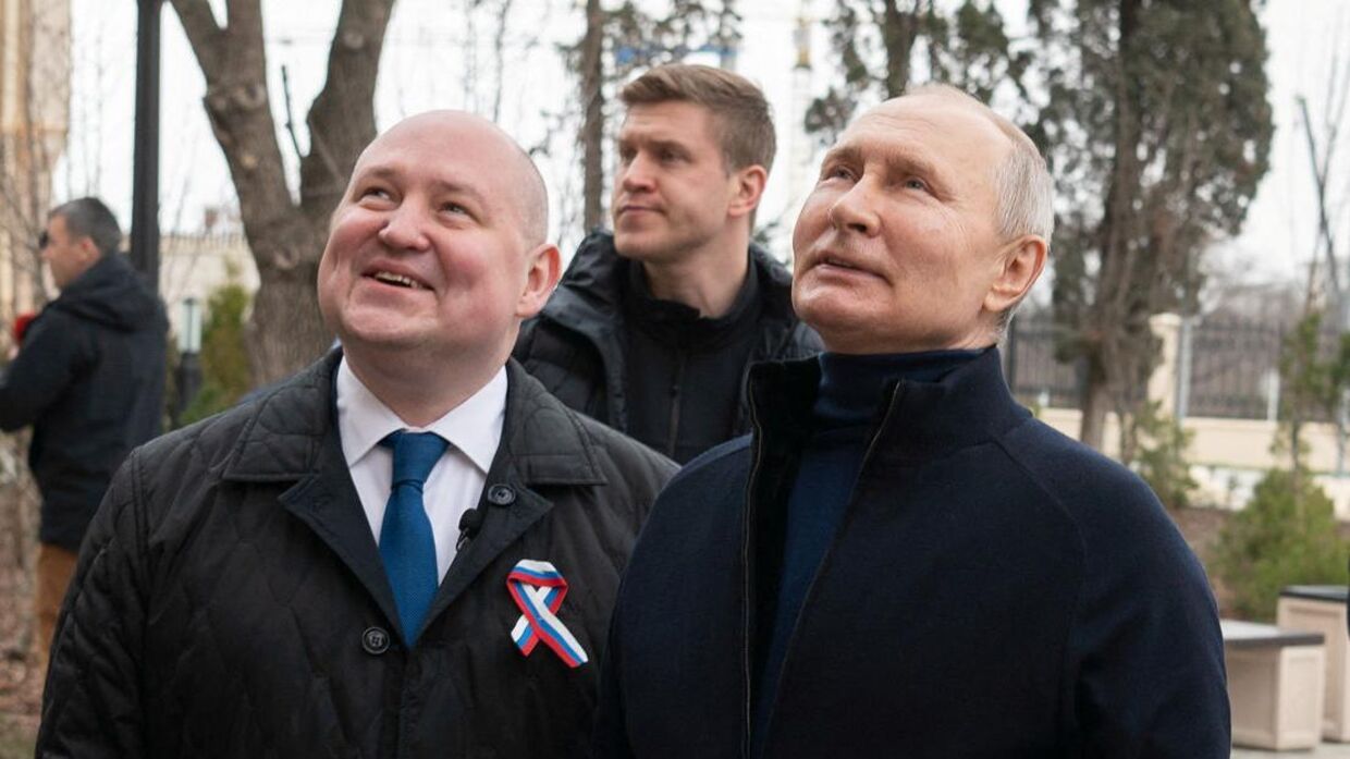 Putin blev vist rundt på Krim af Sevastopols guvernør Mikhail Razvozjajev.