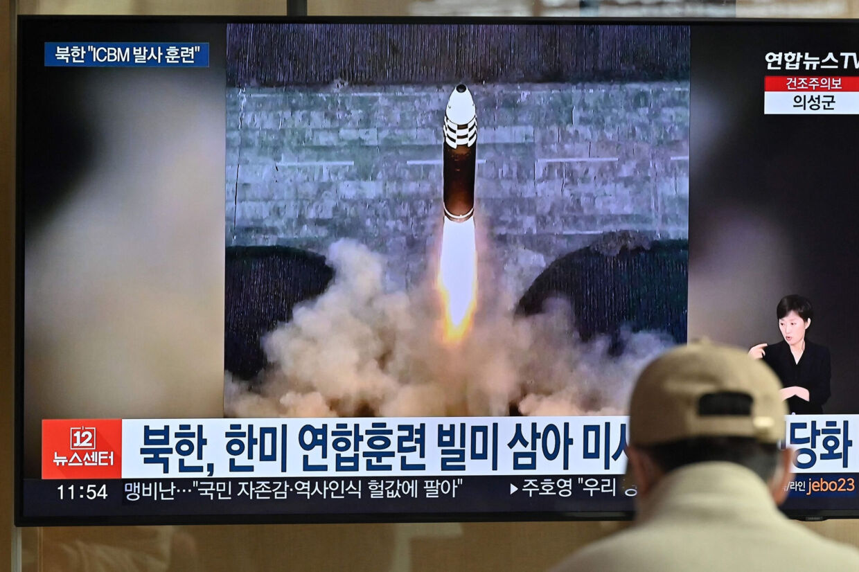 Torsdag affyrede Nordkorea et interkontinentalt ballistisk missil. På billedet ses en mand overvære affyringen på en tv-skærm på en togstation i Sydkoreas hovedstad, Seoul. Jung Yeon-Je/Ritzau Scanpix