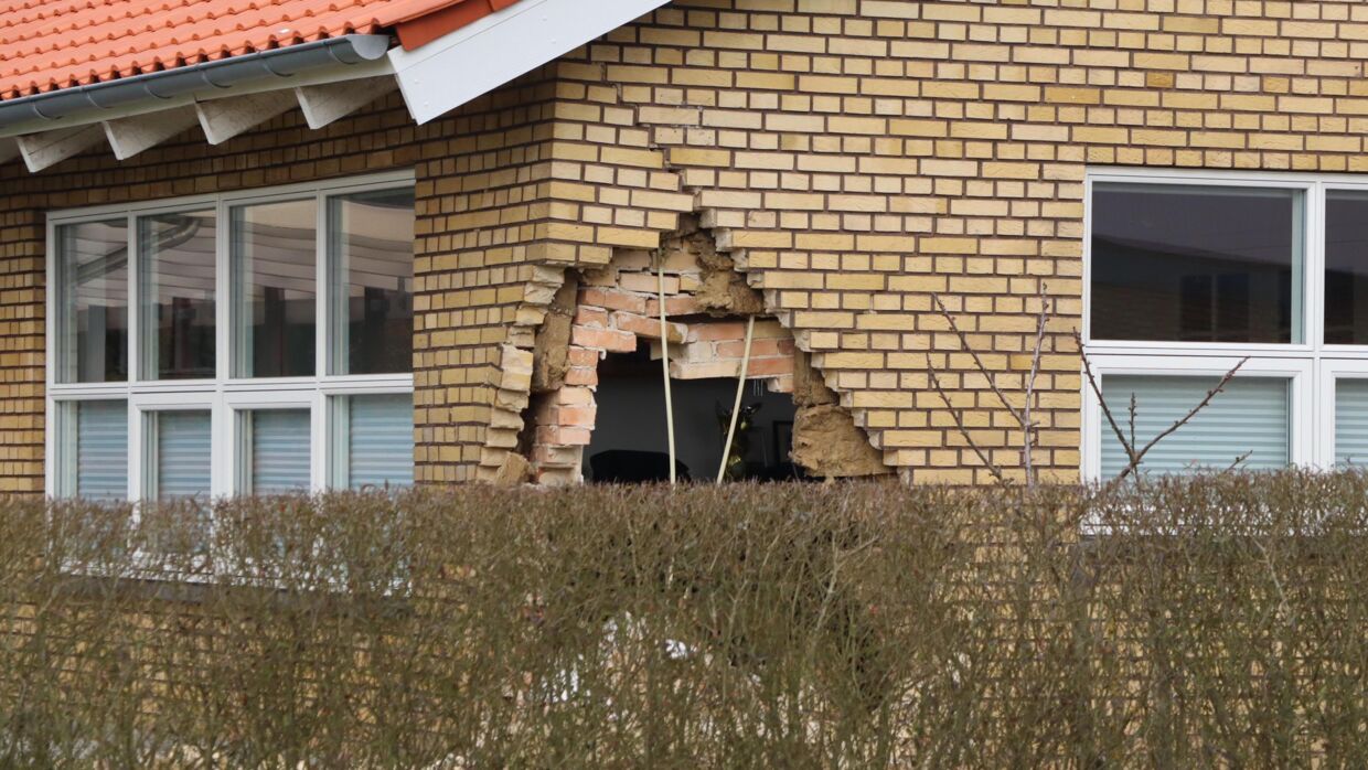 En kvinde mistede søndag formiddag herredømmet over sin bil og bragede ind i et hus på Balle Kirkevej i Silkeborg.