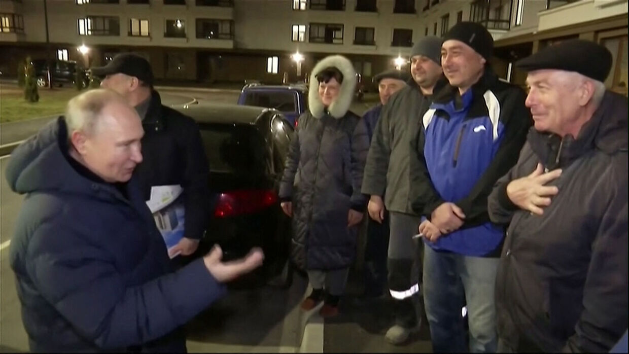 Billedet her er fra russisk stats-tv skulle angiveligt vise Vladimir Putin på besøg i byen Mariupol lørdag. &nbsp;