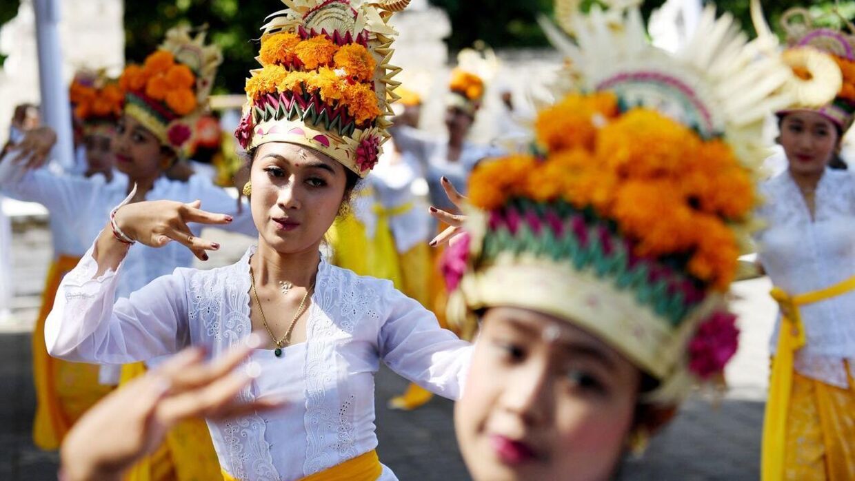 Turisterne kommer til Bali for at opleve sol, strand og den særlige balinesiske kultur, men det seneste å er øen blevet en magnet for russere og ukrainere på flugt fra krigen. Her danser balinesiske kvinder den traditionelle dans. (Arkivfoto)
