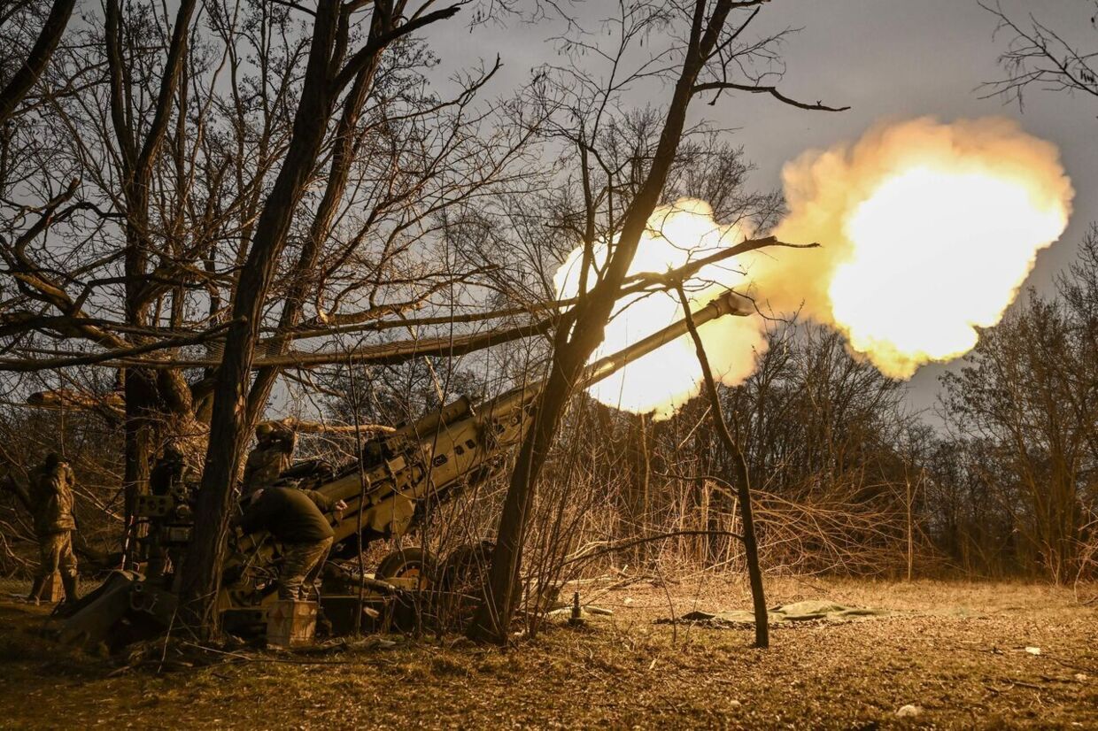 Ukrainske soldater afhyrer her en howitzer mod russiske positioner nær Bakhmut den 17. marts.
