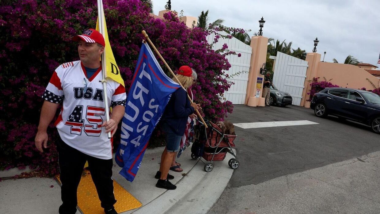 Trump-støtter foran den tidligere præsidents hjem Mar-a-Lago i Florida.