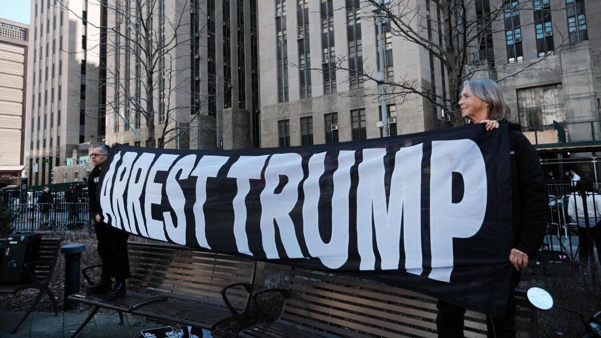 Tirsdag morgen var der flere anti-Trump-demonstranter end Trump-fans foran anklagemyndigheden i New York.