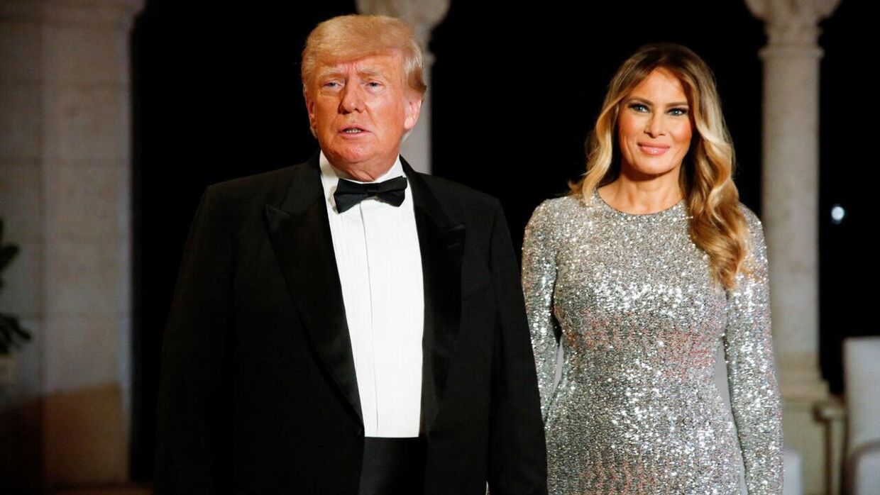 Donald Trump og hustruen Melania i Mar-a-Lago nytårsaften 2022. Nu bliver Trump måske tiltalt i sagen om Stormy Daniels, som han angiveligt havde en affære med i 2006.