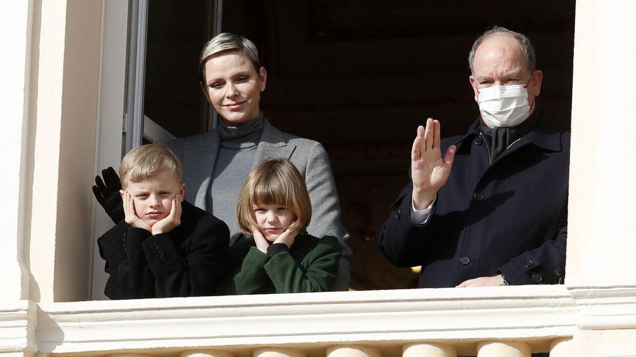 Fyrsteparret af Monaco, prinsesse Charlene og prins Albert, med deres otteårige tvillinger, prins Jacques og prinsesse Gabriella, fra paladset i Monaco, 27. januar 2023.