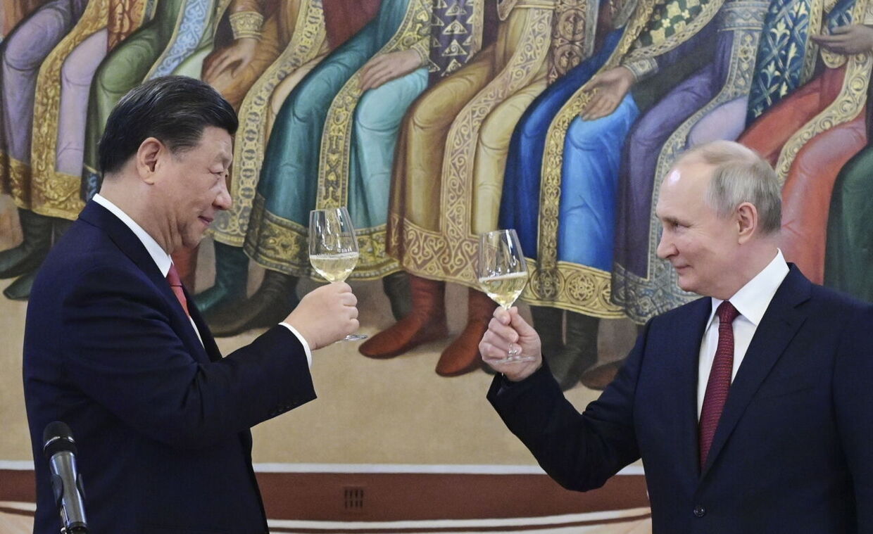 Højt humør i Kreml. der blev skålet i russisk champagne under Xi Jinpings besøg i Moskva