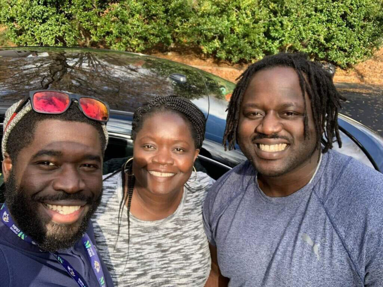 Irvo Otieno ses her sammen med sin bror og mor. Han står til højre i billedet. Billedet er frigivet af det advokatfirma, familien har hyret - Ben Crump Law.