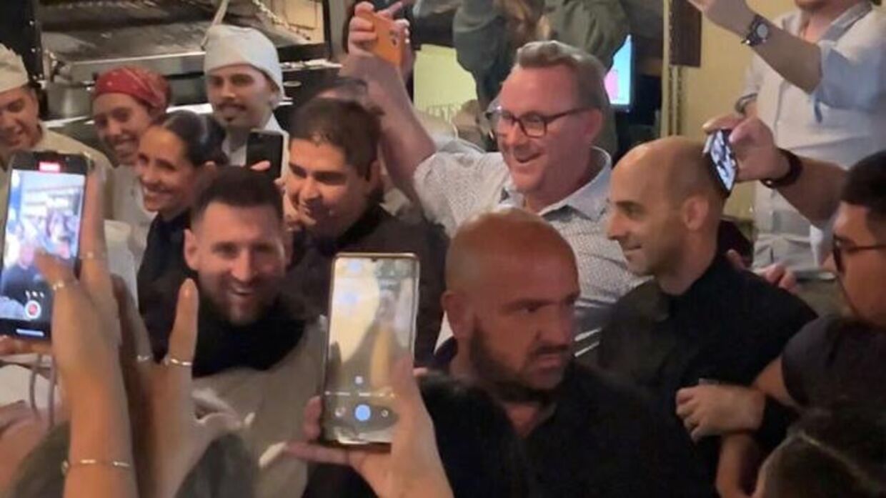 Selv restaurantpersonalet kunne ikke lade være med at tage billeder af Lionel Messi.