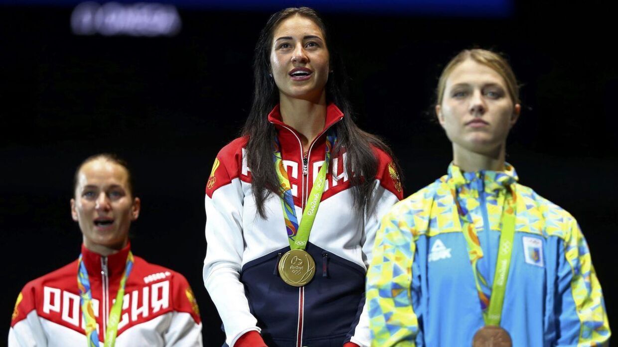 Olga Kharlan (th.) føler sig helt tom over den åbne dør til russerne. Ved OL 2016 delte hun podie med to af slagsen.
