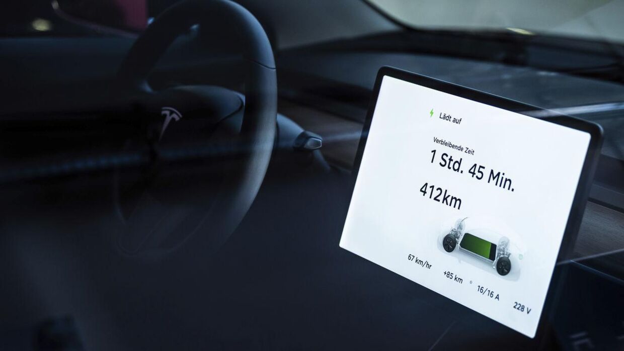 Teslas meget populære Model 3 er nok det mest kendte eksempel på en bil, hvor funktioner udover dem på rattet udelukkende betjenes gennem en touchskærm eller stemmestyring.