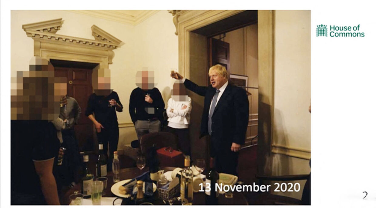 Boris Johnson filmet, mens han udbringer en skål under en af festerne i Downing Street under corona-lukningerne.