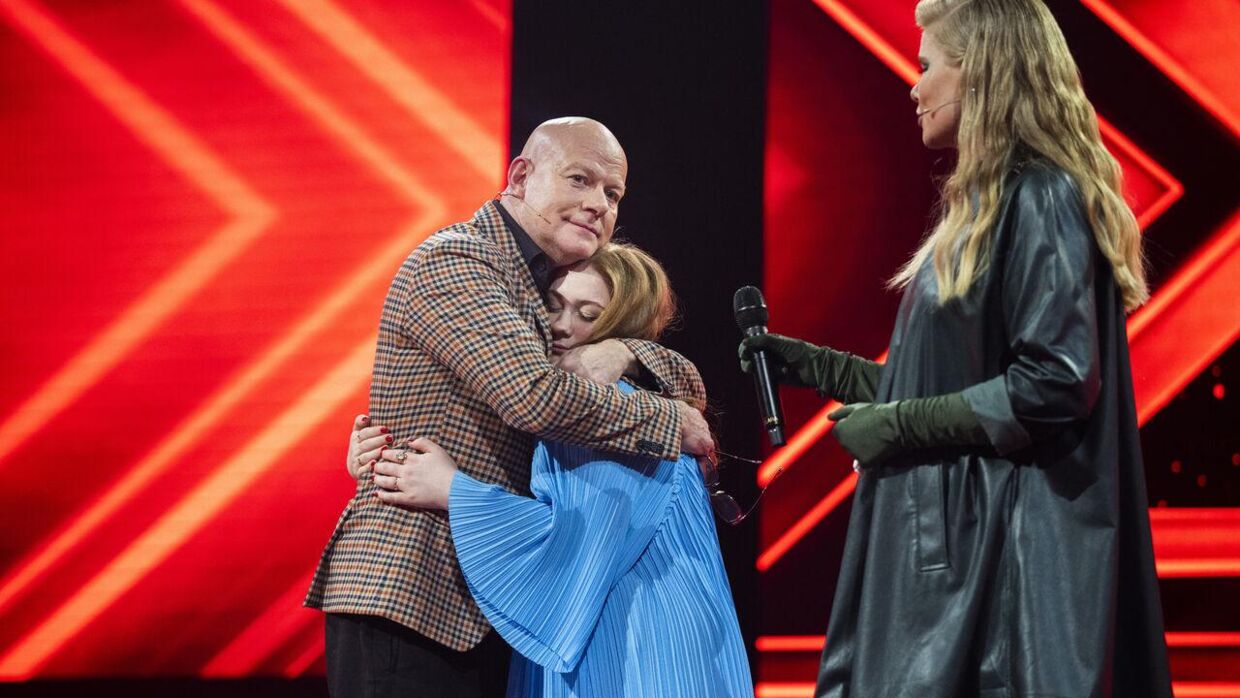 Clara Nedergaard fik et stort kram af Thomas Blachman, efter det stod klart, at hun skulle forlade 'X Factor'.