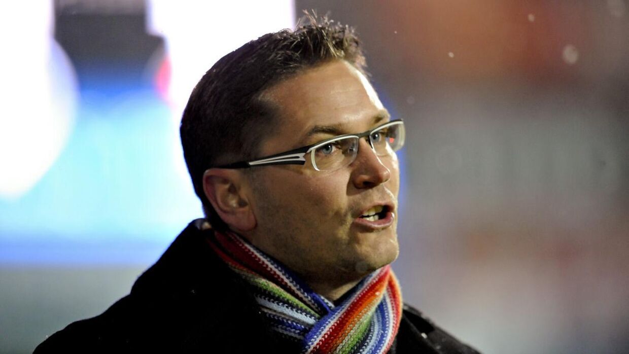 Thomas Thomasberg i sin første periode som FCM-træner – men velkendt Herning-halstørklæde. Her i kamp mod Randers i 2008.