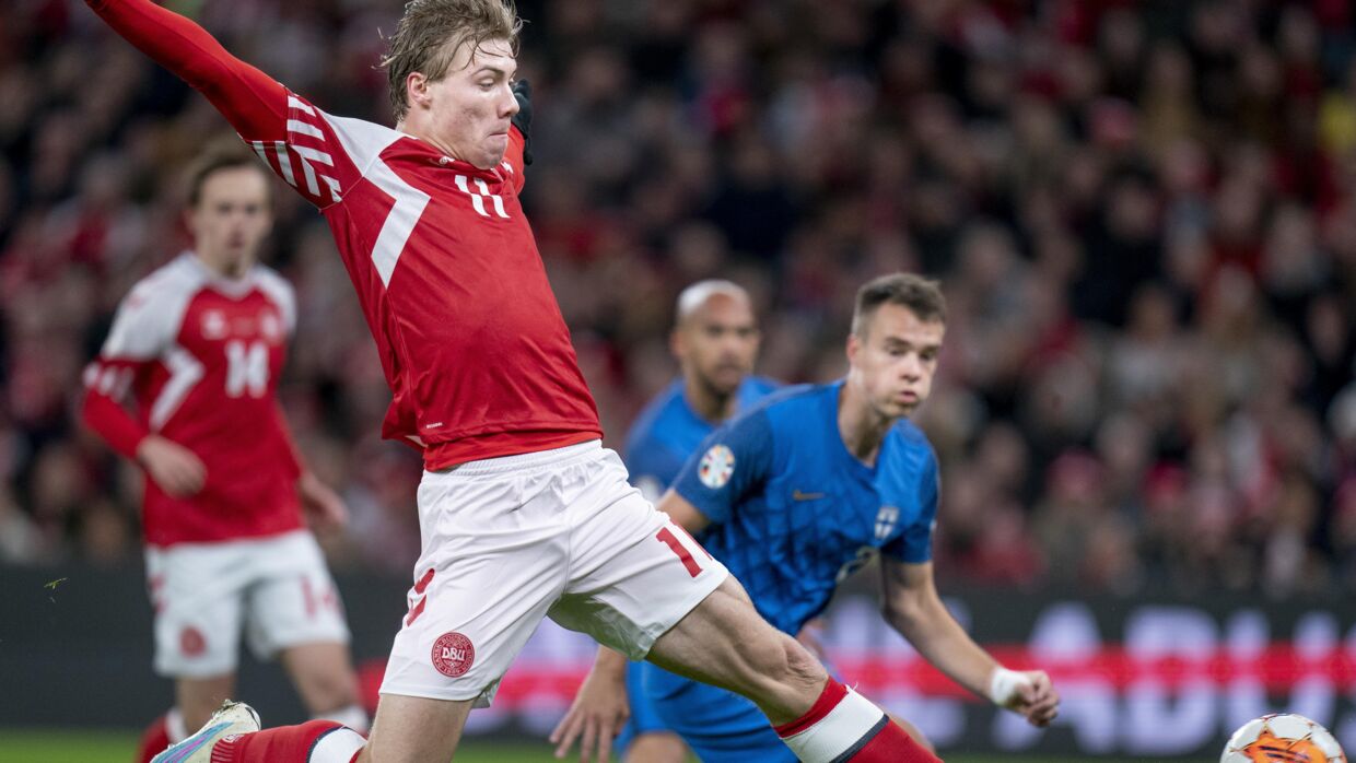 Rasmus Højlund scorer til 1-0 mod Finland.