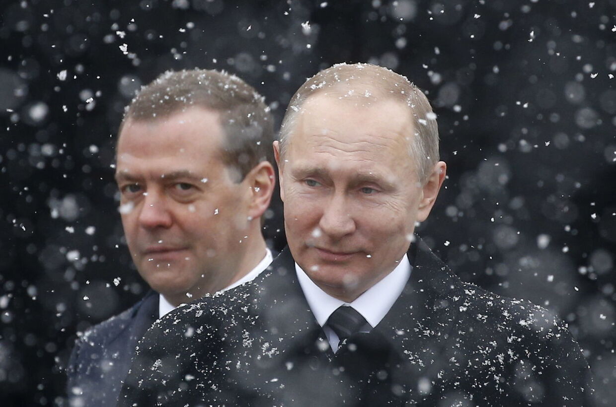 Vladimir Putin og Dmitrij Medvedev deltager her i et arrangement sammen i 2017 i Moskva.