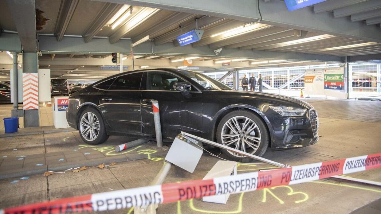 Syv biler fik buler, da en 57-årig mand fredag morgen kørte ind i dem med vilje i Köln/Bonn-lufthavnen. 