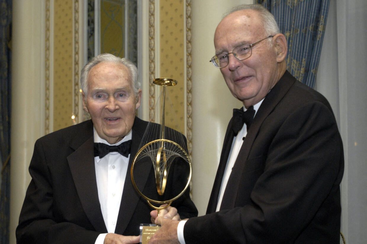 Intel-medstifter Gordon Moore (til højre) er død i en alder af 94 år. (Arkivfoto). Nicholas Roberts/Ritzau Scanpix