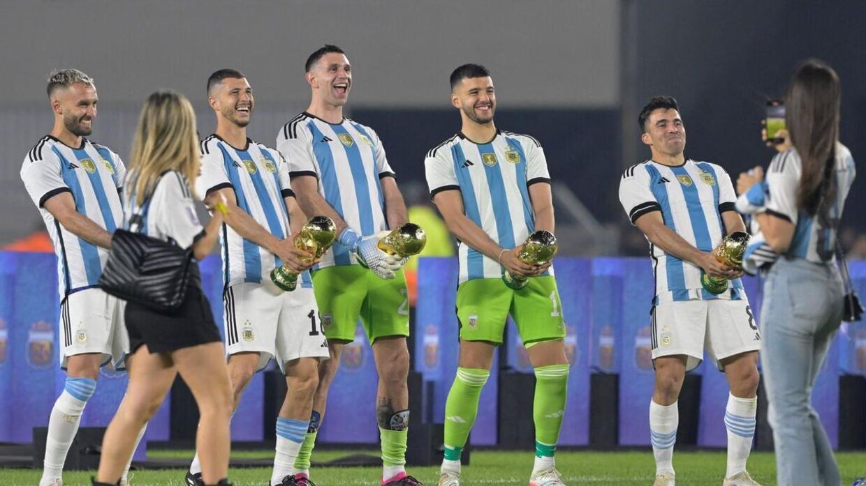 Argentinas spillere laver sjov med VM-trofæet.