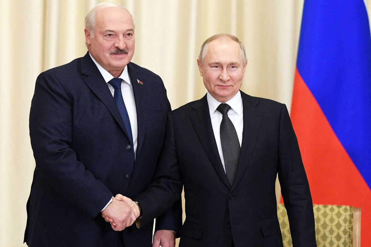 Ruslands og Belarus&#039; præsidenter, Putin og Lukasjenko, har holdt adskillige møder - blandt andet i februar, hvor dette billede blev taget. Lørdag har Putin meddelt, at Rusland placerer taktiske atomvåben i nabolandet, der også grænser op til Ukraine. Sputnik/Reuters