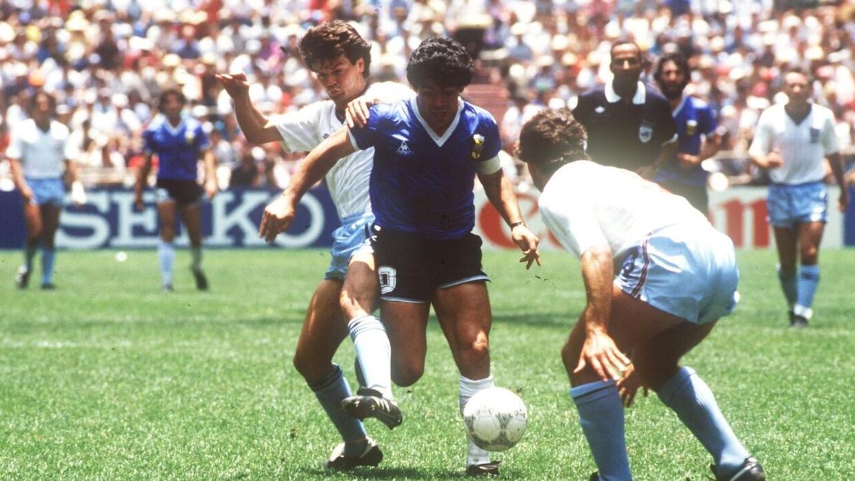 Kenny Sansom (med ryggen til) forsøger at stoppe Diego Maradona ved VM i 1986.