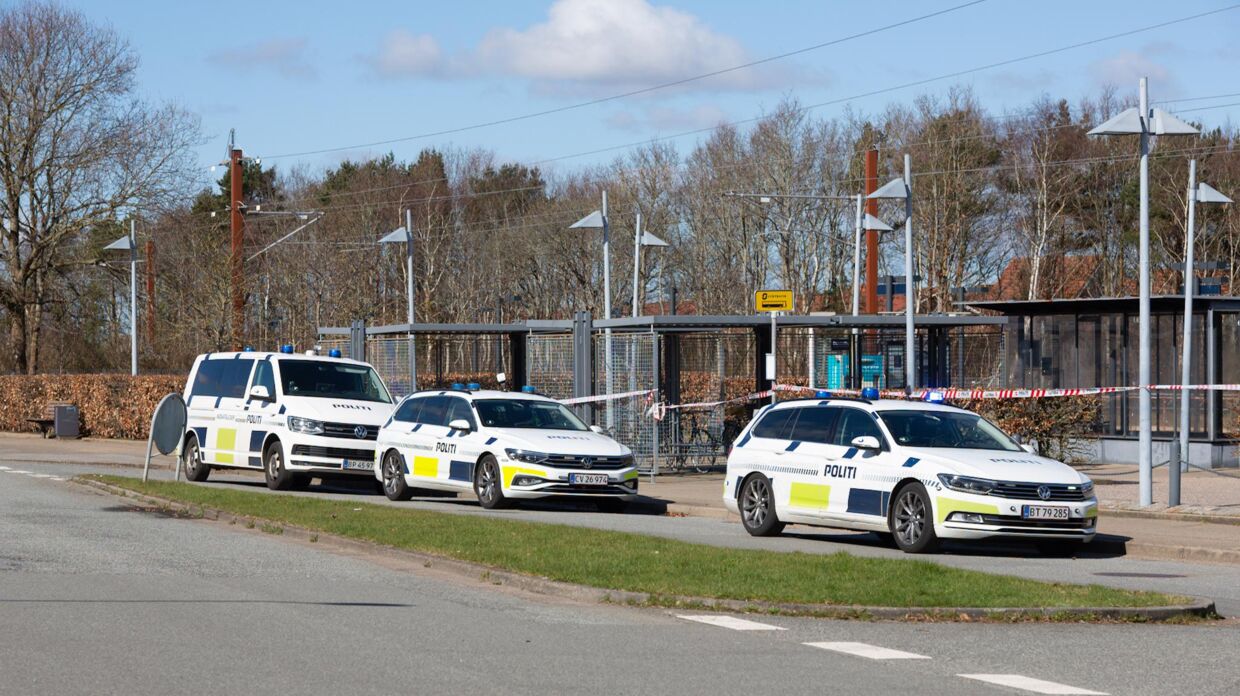 Politet er massivt tilstede ved Tjæreborg Station efter en togpåkørsel af en person.