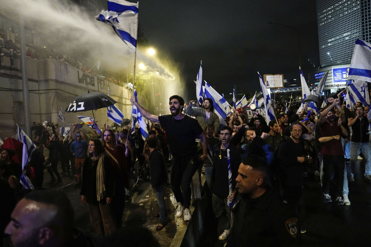 Der var på ny hundredtusinder af demonstranter på gaden i Tel Aviv og andre byer i Israel lørdag aften for at få stoppet premierminister Benjamin Netanyahus domstolsreform. Ariel Schalit/Ritzau Scanpix
