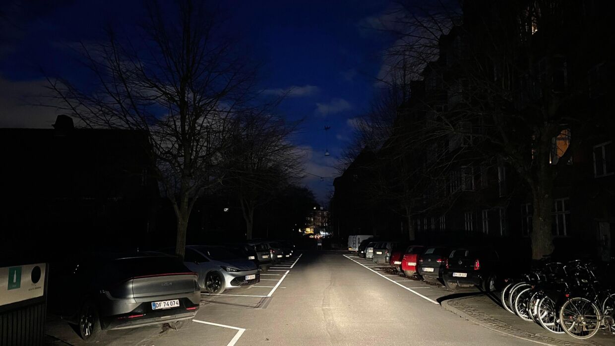 Her ses billede af en vej på Frederiksberg, der søndag aften til kokken 01 er ramt af strømafbrydelse. Foto: Presse-fotos.dk 