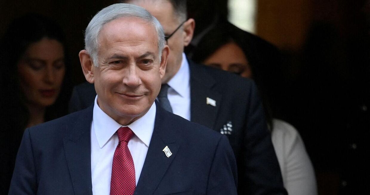 Israels premierminister Benjamin Netanyahu fløj hjem fra London og fyrede sin forsvarsminister.