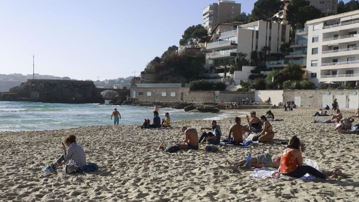 Flere strande i Spanien siger nu nej tak til rygning.