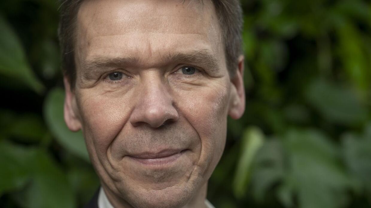 Jesper Hjulmand, bestyrelsesformand i Energi Danmark, nægter at ville betale trecifrede millionbonusser til tre ansatte. Men måske fanger bordet, mener advokat.