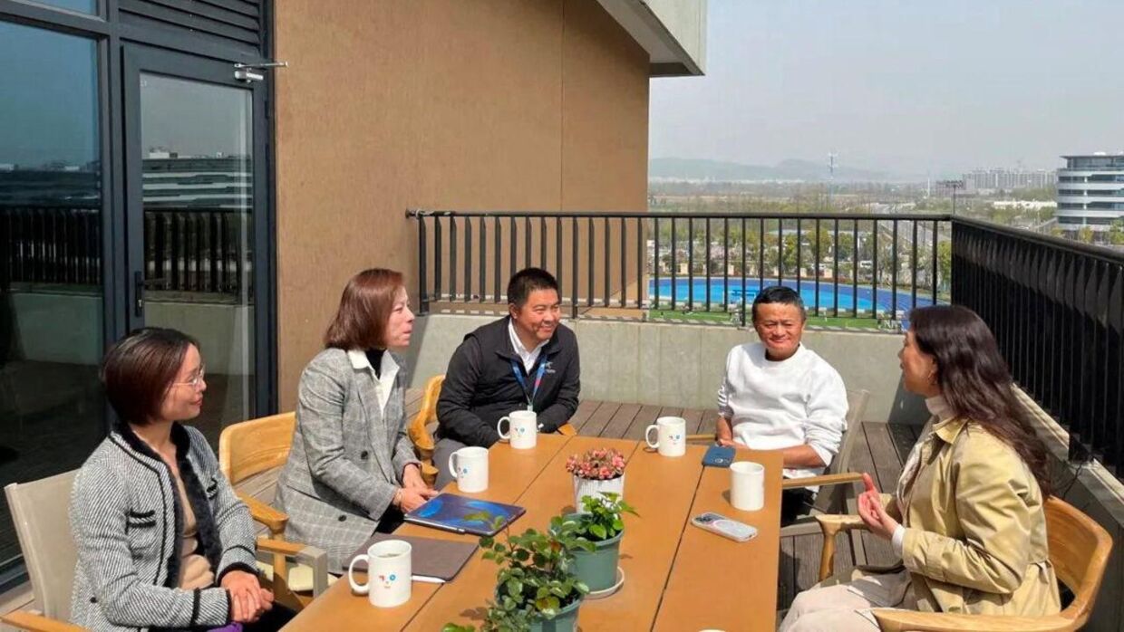 Her sidder Jack Ma (nummer to fra højre) på skolen i Hangzhou, for første gang åbenlyst i Kina længe.