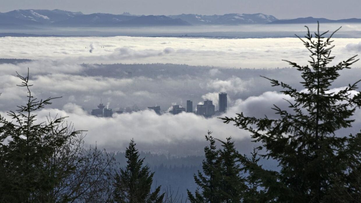 Et tågedækket Vancouver set fra Cypress Mountain.