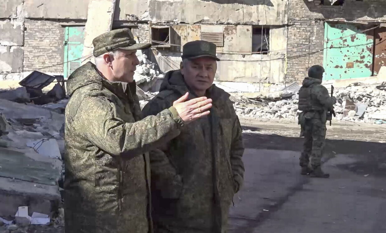 Her ses Rustam Muradov (til venstre) sammen med den russiske forsvarsminister, Sergej Sjojgu, under en inspektion af de russiske tropper i Ukraine. 