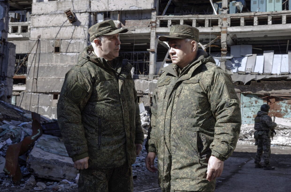 Her ses Rustam Muradov (til venstre) sammen med den russiske forsvarsminister, Sergej Sjojgu, under en inspektion af de russiske tropper i Ukraine. Det vides ikke, hvordan billedet præcist blev taget, men det blev offentliggjort den 4. marts.