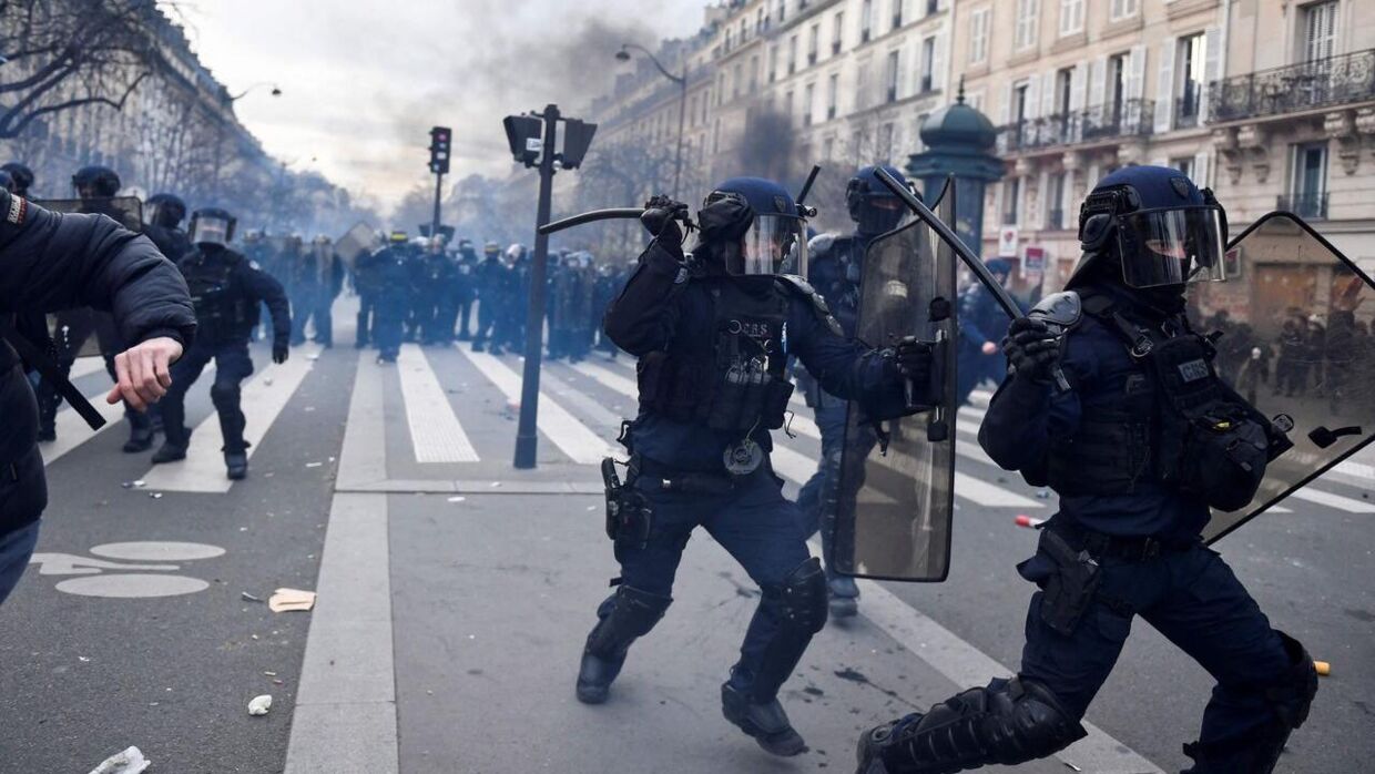 Politiet og demonstranter endte i voldsomme gadekampe tirsdag.