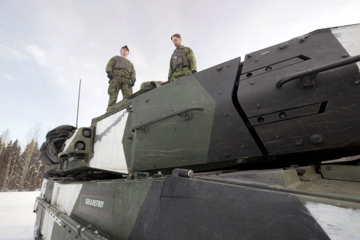 To svenske soldater stående på en Leopard 2-kampvogn ved Norrbotten Regiment 119. Sveriges indrullering i NATO trækker ud på grund af modstand fra Tyrkiet og Ungarn. Andreas Sjolin/Ritzau Scanpix