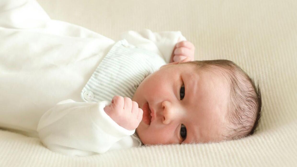 Efter kun tre dage i verden er billeder af den lille nyfødte prins, François Henri Luis Marie Guillaume, onsdag blevet offentliggjort af det luxembourgske hof.