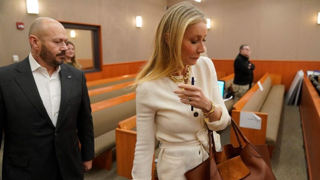 Gwyneth Paltrow på første dag i retten - i ført den hvide cardigan. 