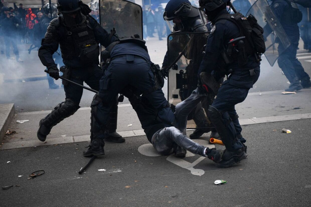 dewr var mere end 5000 kam,pklare betjente i Paris tirsdag. He arresterer de en demonstrant på Place de la Nation