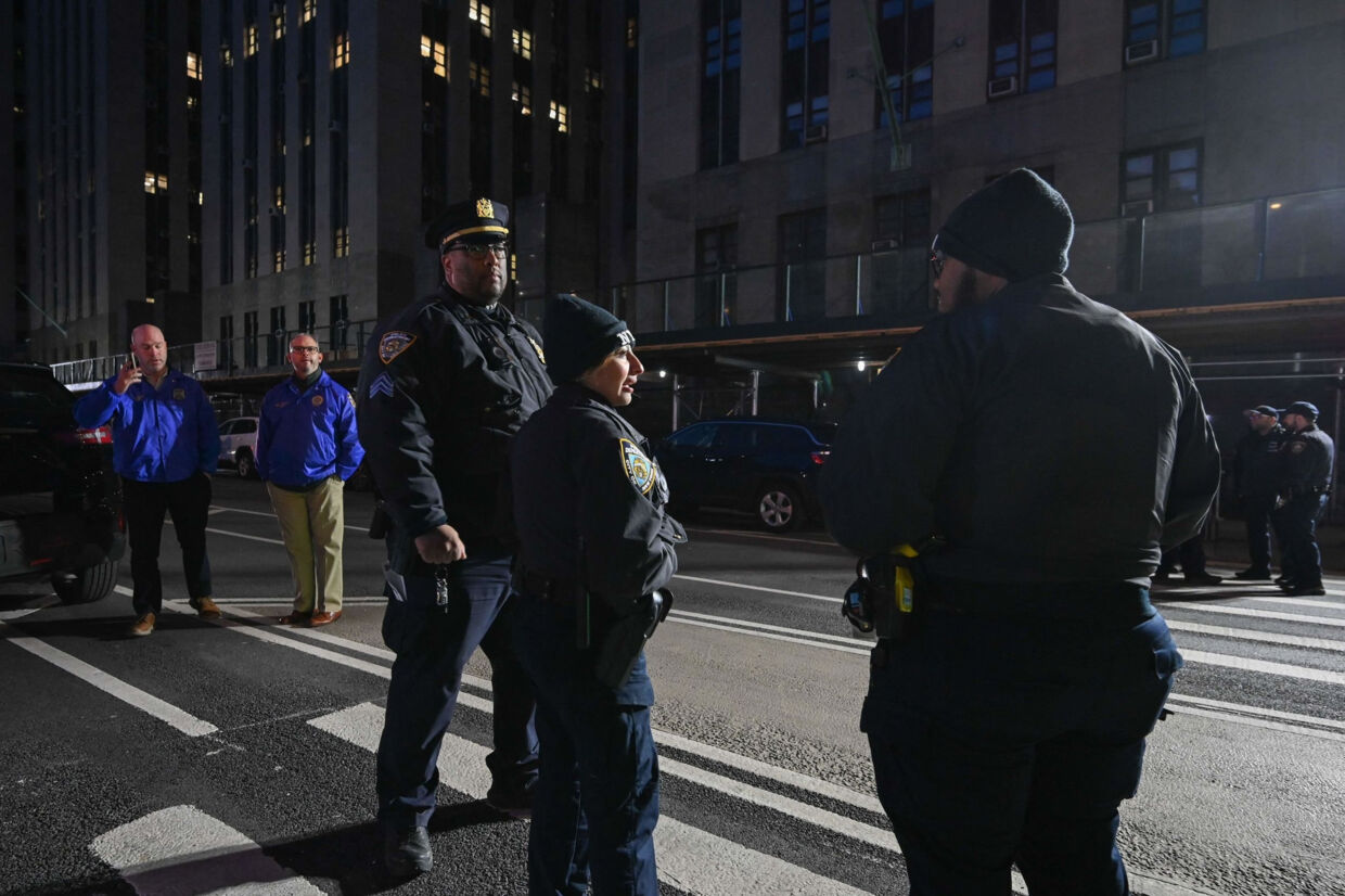 Betjente har taget opstilling foran distriktsanklagerens kontor på Manhattan torsdag aften lokal tid. Ed Jones/Ritzau Scanpix