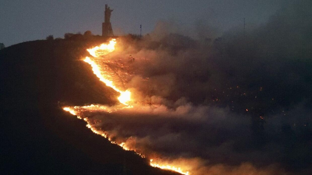 Mere end 100 skovbrande har alene fredag hærget det nordlige Spanien. De spanske myndigheder mener brandene er påsat. 
