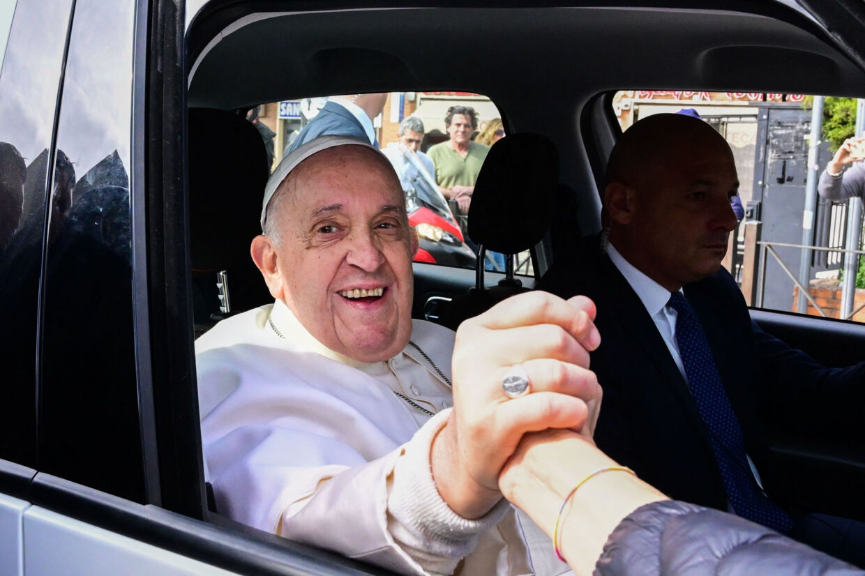 Pave Frans smilede og lavede sjov med nogle af de mennesker, der var samlet ved Gemelli-hospitalet i Rom, da han lørdag formiddag blev udskrevet efter tre dages behandling for bronkitis. Tiziana Fabi/Ritzau Scanpix