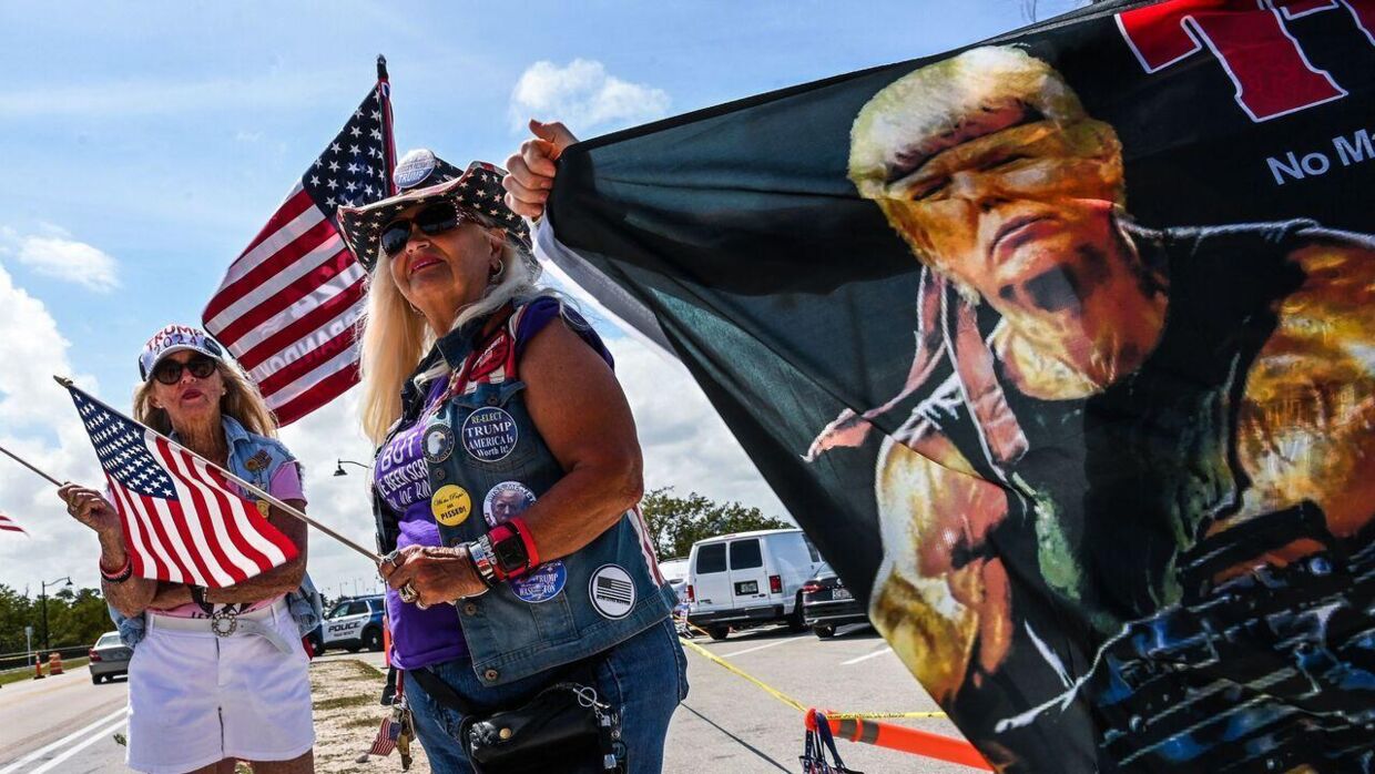 Donald Trump-støtter rasede fredag foran hans luksusejendom Mar-a-Lago i Palm Beach, Florida, efter nyheden om at ekspræsidenten tirsdag vil blive tiltalt i sagen om bestikkelse af pornostjernen Stormy Daniels.