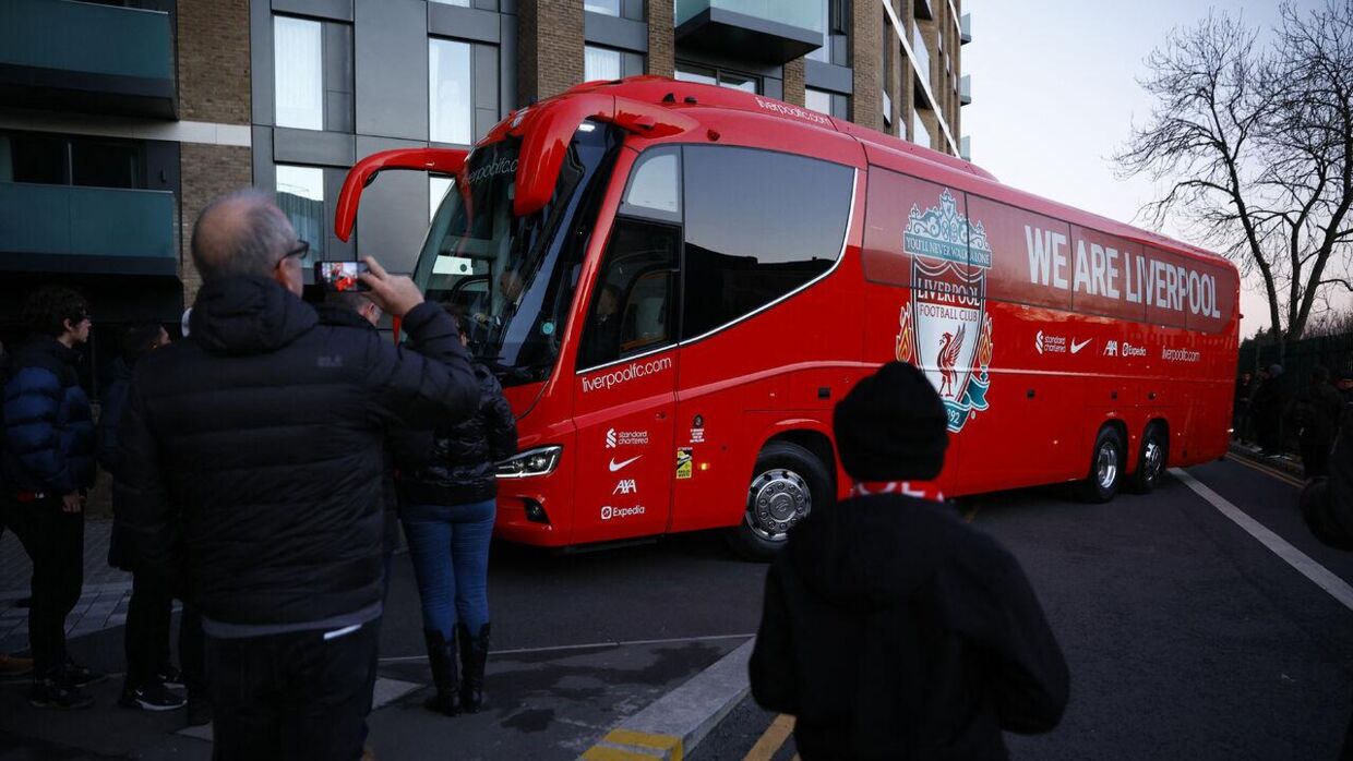 Det var en bus som denne, der blev angrebet. Her er den foran Brentfords stadion tidligere i år. Arkivfoto.
