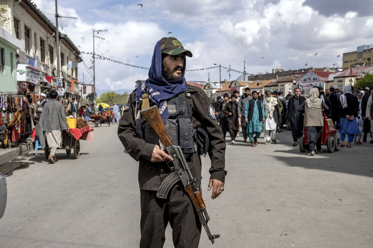 En talibankriger holder vagt, mens der er fredagsbøn under muslimernes fastemåned, ramadan, i Afghanistans hovedstad, Kabul. Ebrahim Noroozi/Ritzau Scanpix
