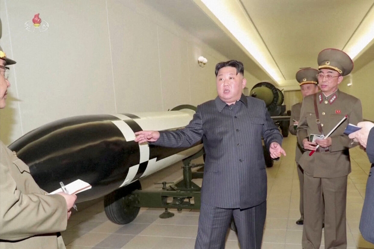 Tirsdag offentliggjorde nordkoreanske statsmedier billeder af Kim Jong-un, der inspicerer nye små nukleare sprænghoveder. Krt/Reuters