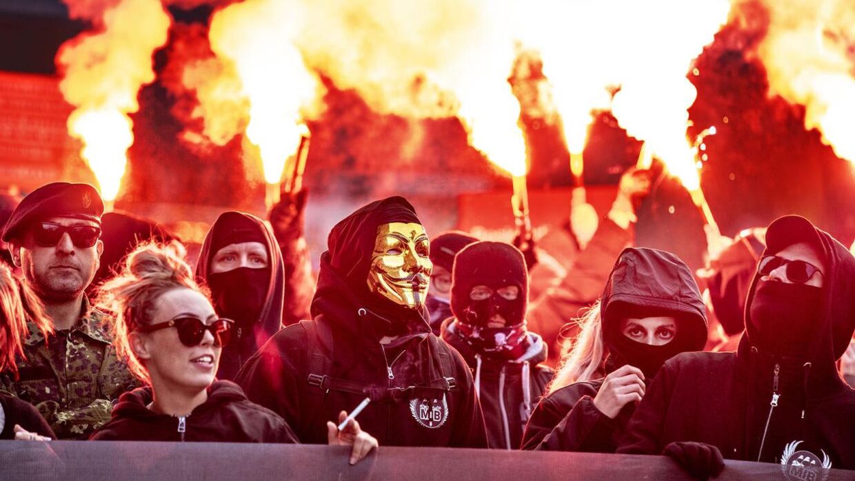 Protestbevægelsen Men In Black demonstrerer mod coronarestriktioner i Aalborg , lørdag den 8. maj 2021.